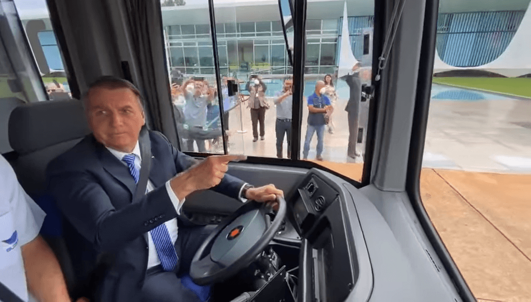 bolsonaro_onibuseletrico.png