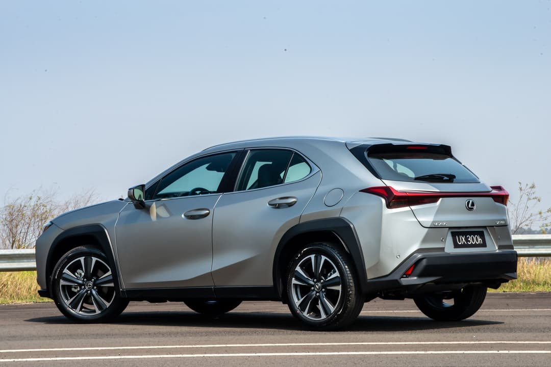 lexus-ux300h-02.jpg