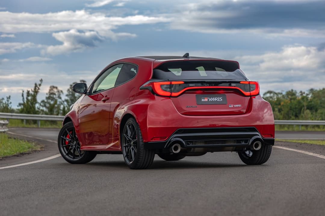 Toyota GR Yaris de traseira na pista