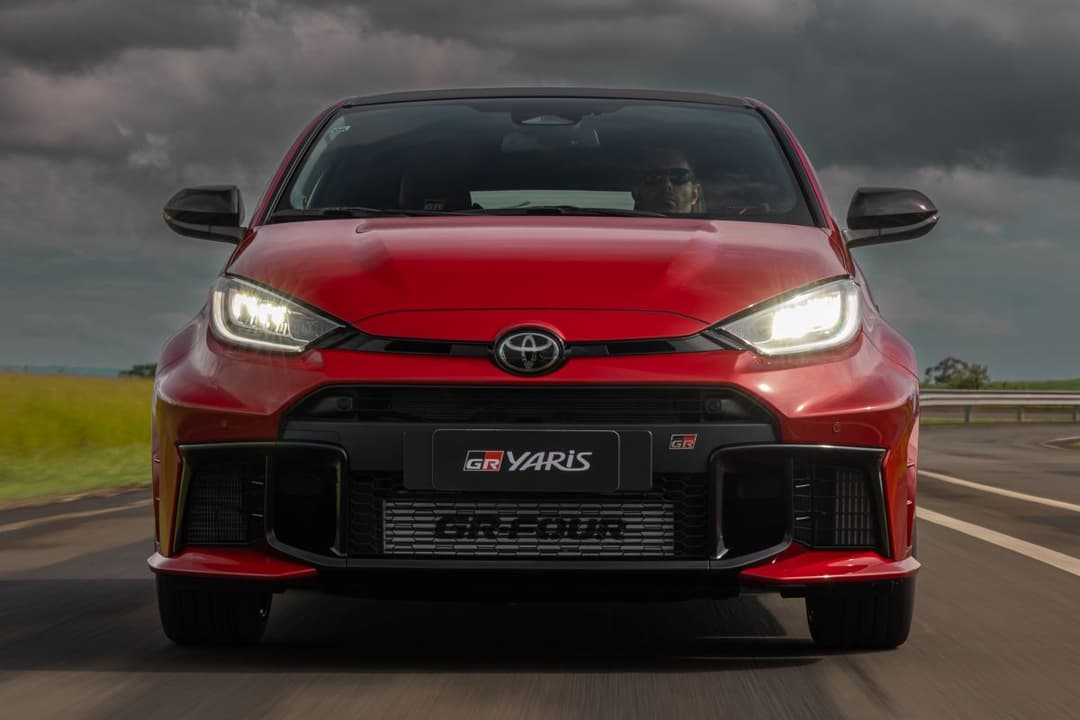 Toyota GR Yaris na cor vermelha de frente em movimento