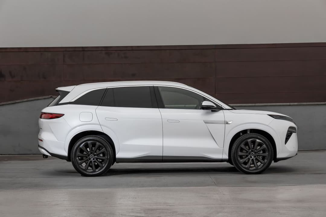 BYD Atto 8 de perfil