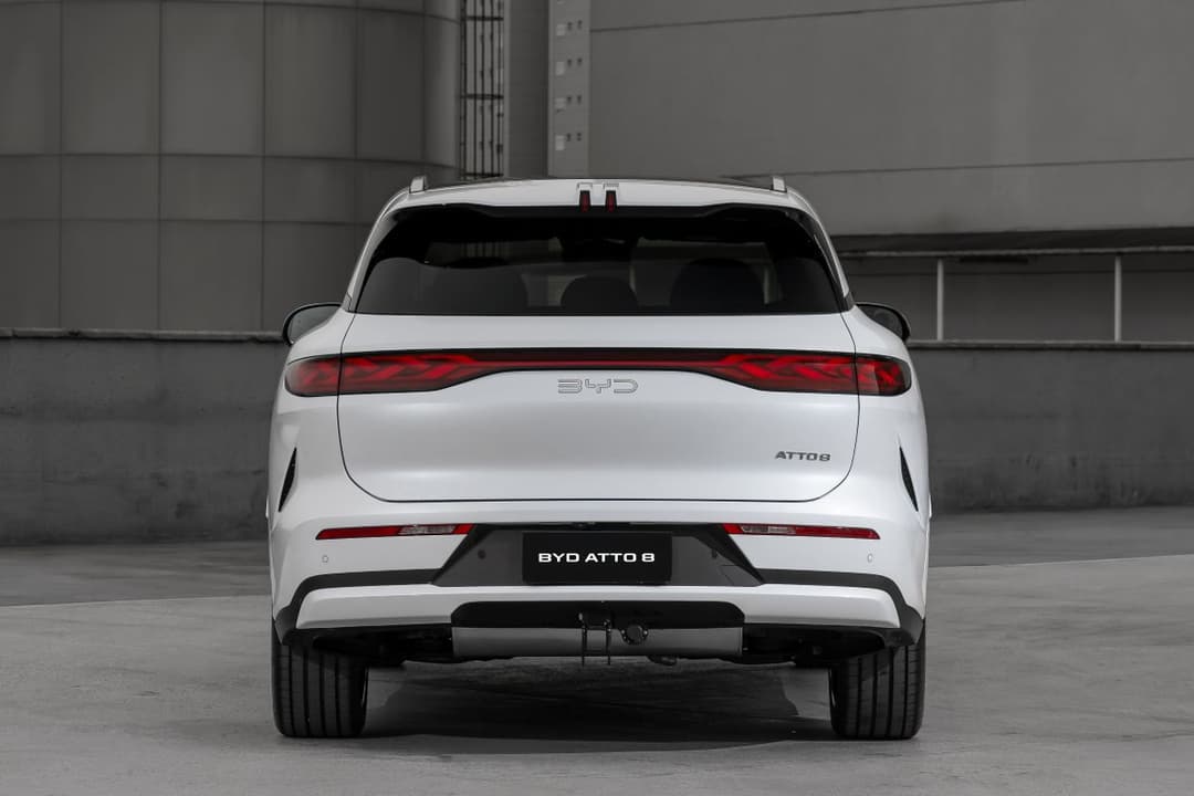 BYD Atto 8 de traseira