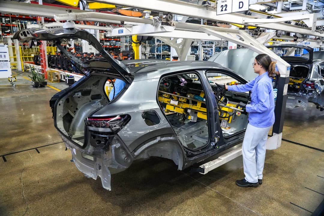 Funcionária da fábrica da Volkswagen em Taubaté na montagem de um veículo do modelo Tera
