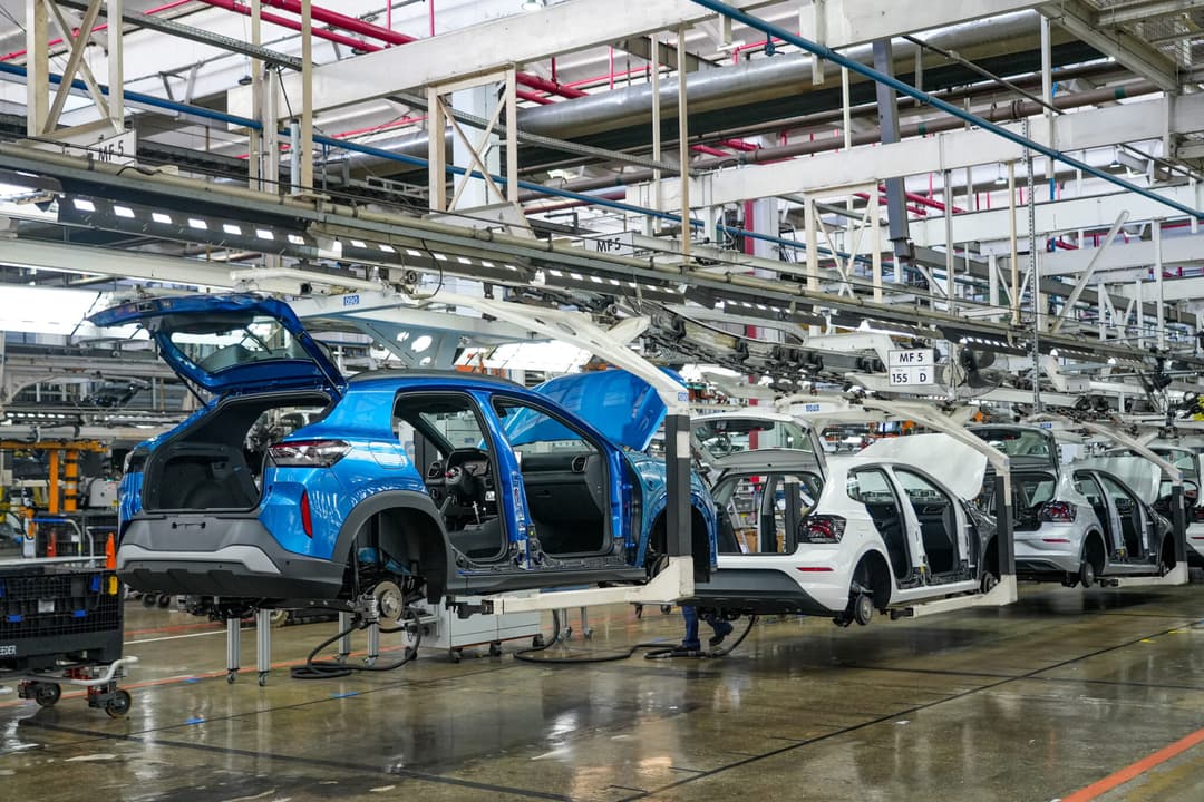 Linha de montagem do Volkswagen Tera na fábrica localizada em Taubaté (SP)