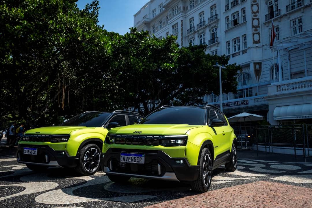 Jeep Avenger em frente ao hotel Copacabana Palace, no Rio