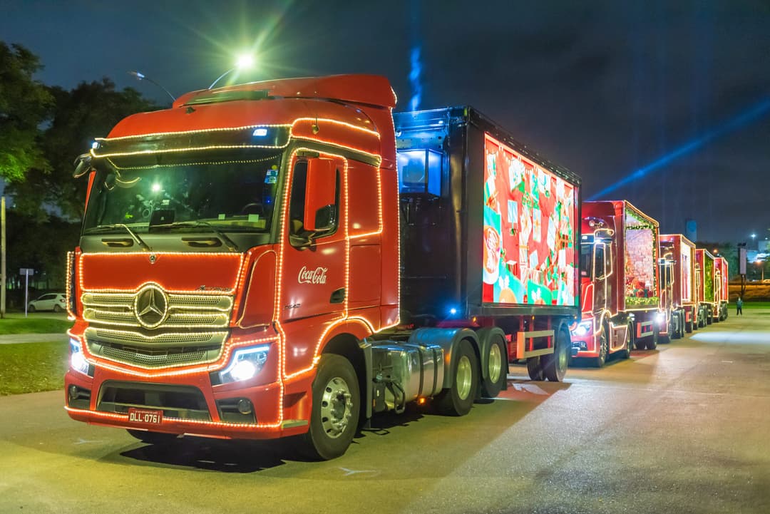 caravana-iluminada-natal-coca-cola-tera-mulheres-caminhoneiras-mercedes-benz.jpg