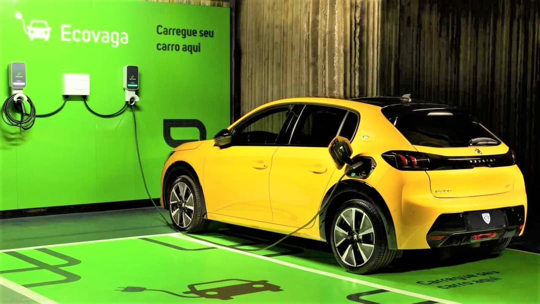 AB_peugeot-208-eletrico-recarga_eletroposto.jpg