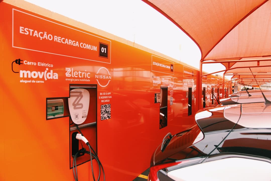 Movid-frota-eletrica-hub-posto-recarga-nissan-leaf-zletric.jpeg
