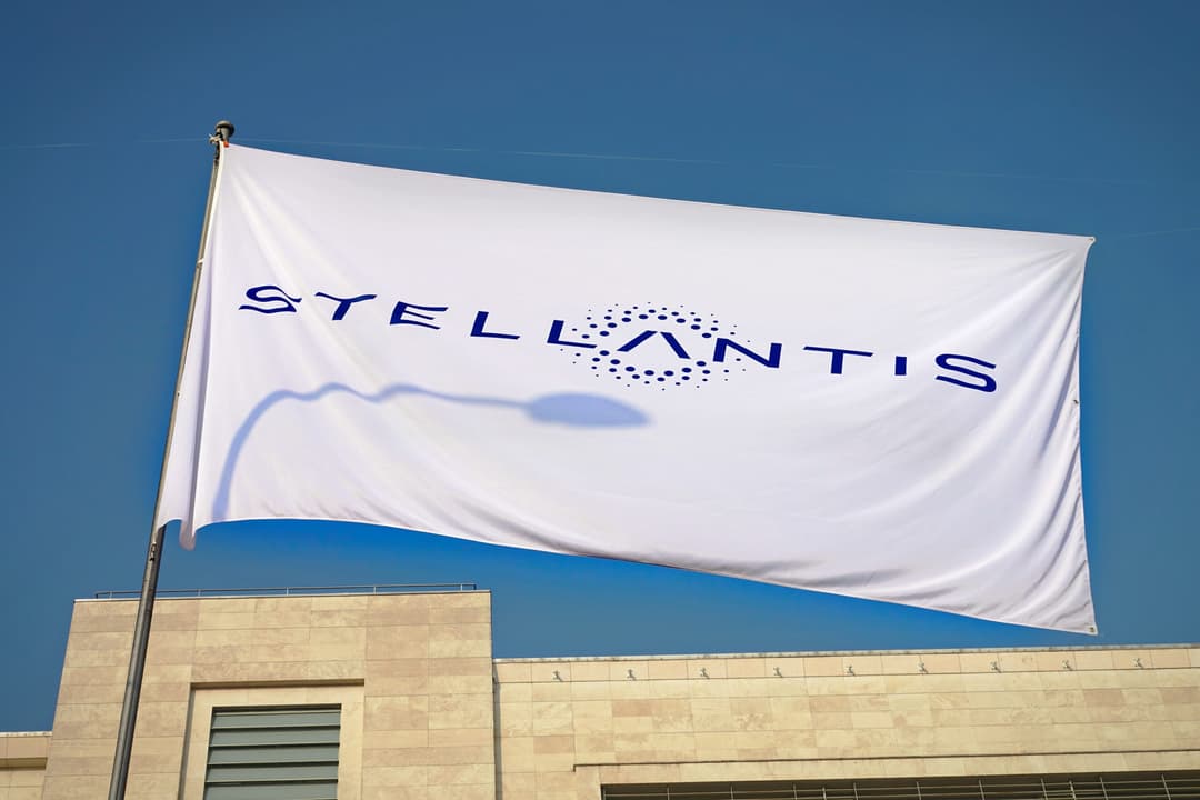 stellantis-logo-bandeira.jpg