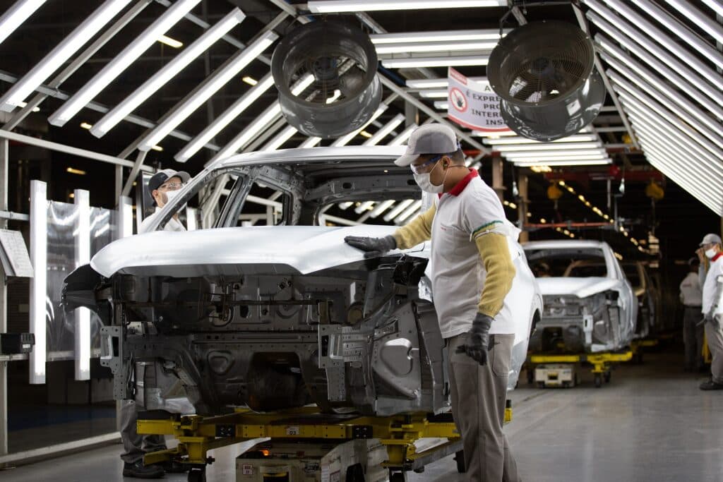Produção de veículos na fábrica da Nissan, em Resende
