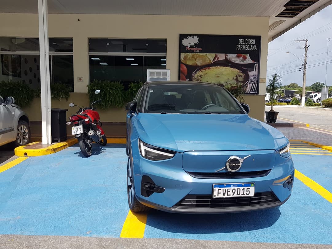 Volvo C40 - Eletroposto Guaratingueta - Miragaya.jpeg