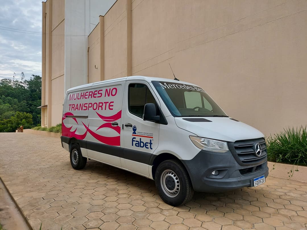 MercedesBenzFormacaoMulheresMotoristasFabet.jpg