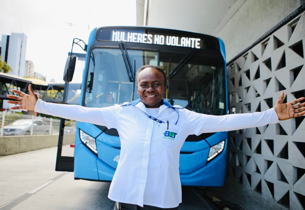 Programa Mulheres no Volante, de Salvador, ganha novas motoristas / Imagem: Lucas Moura/Secom PMS