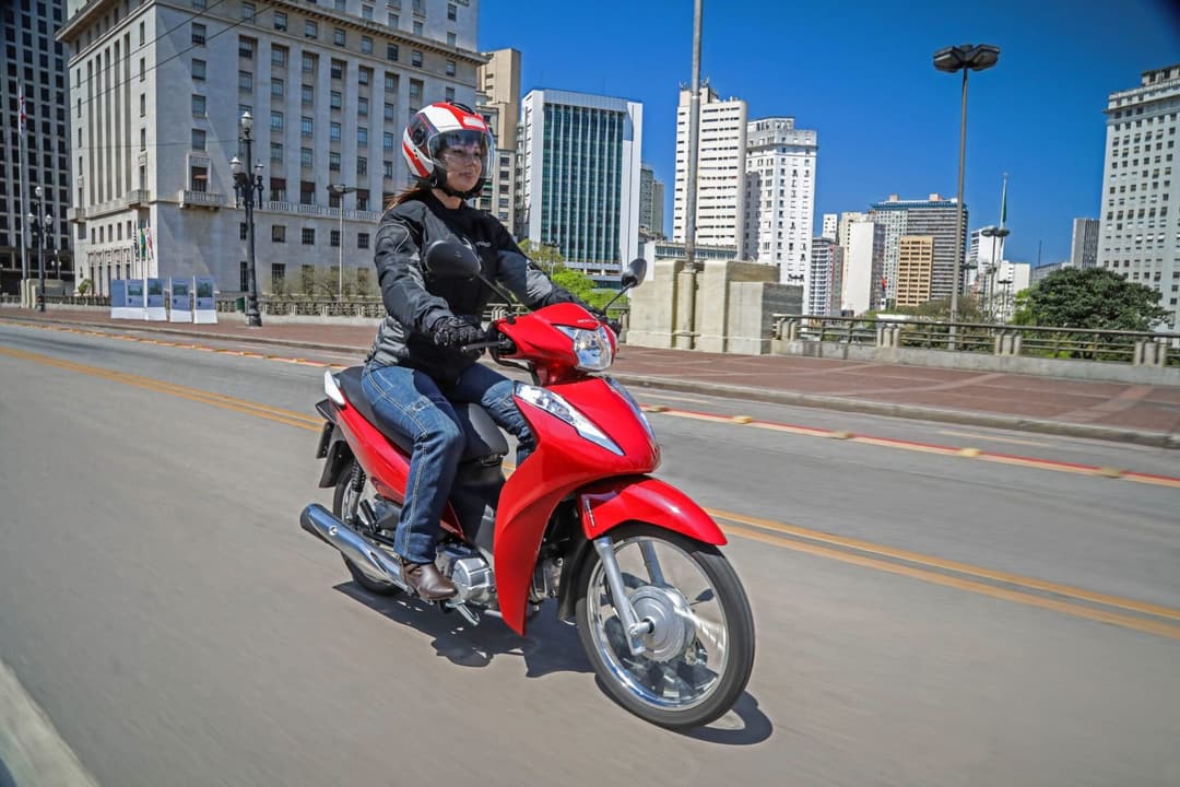 Mulheres pilotando motos