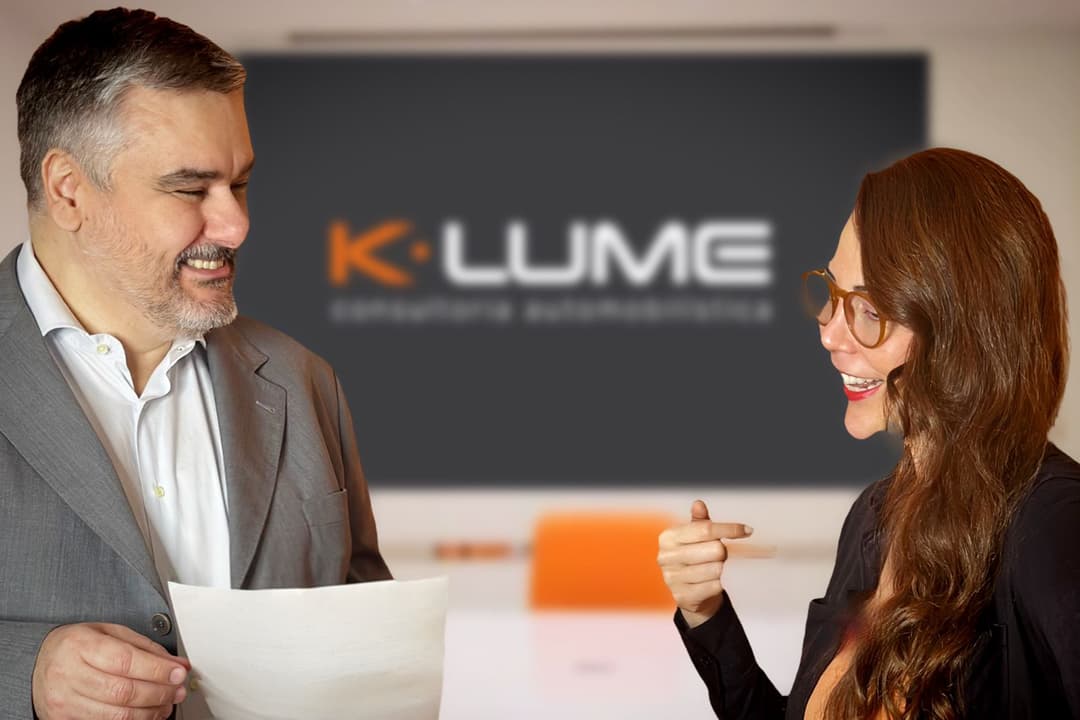 Executivos da K-Lume Consultoria Automotiva conversam em ambiente corporativo moderno. Imagem transmite profissionalismo, parceria e atuação no setor automotivo.