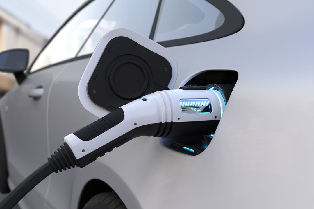 carro elétrico branco sendo recarregado