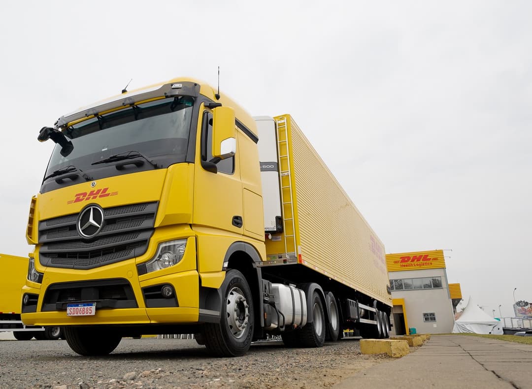 DHL compra caminhões da Mercedes-Benz
