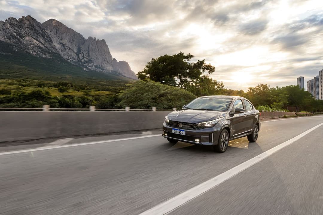 Fiat Cronos na versão topo de linha Precision em movimento na estrada