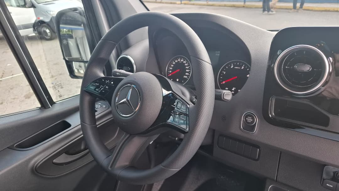 Volante e painel da Mercedes Sprinter automática