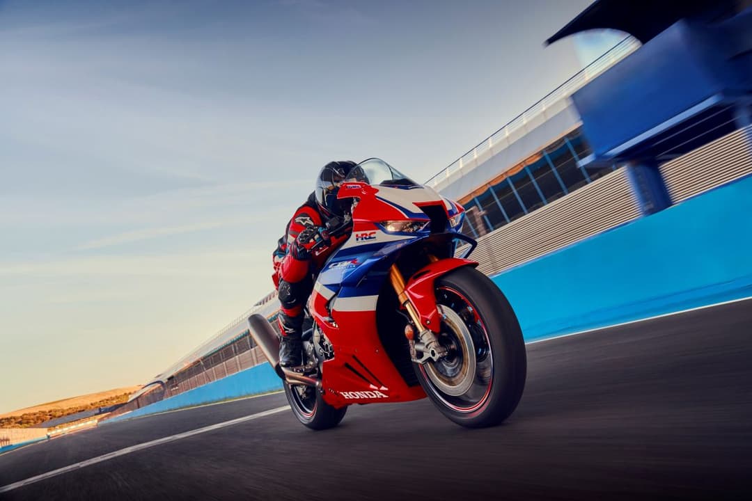 Honda CBR1000RR-R Fireblade 2026 na pista