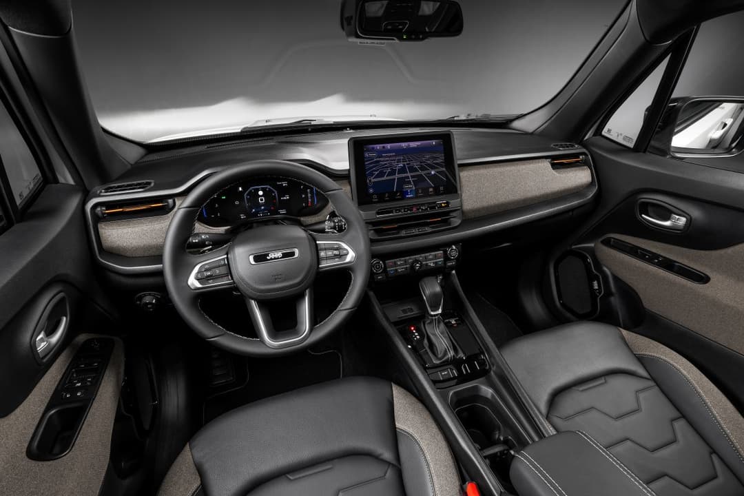 Painel do Jeep Renegade Sahara híbrido 2027