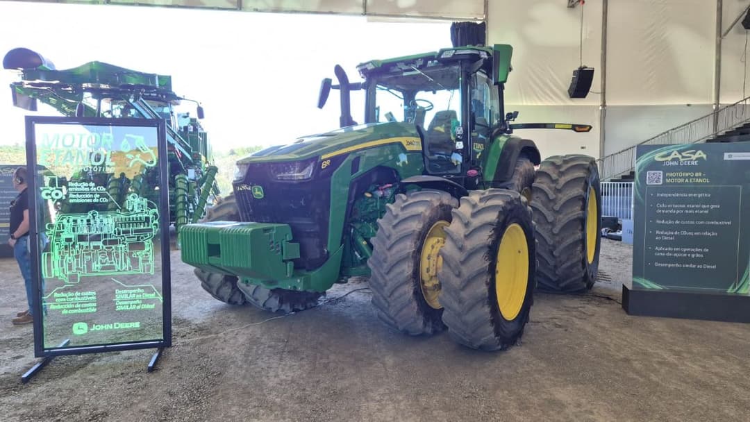Trator com protótipo de motor a etanol da John Deere