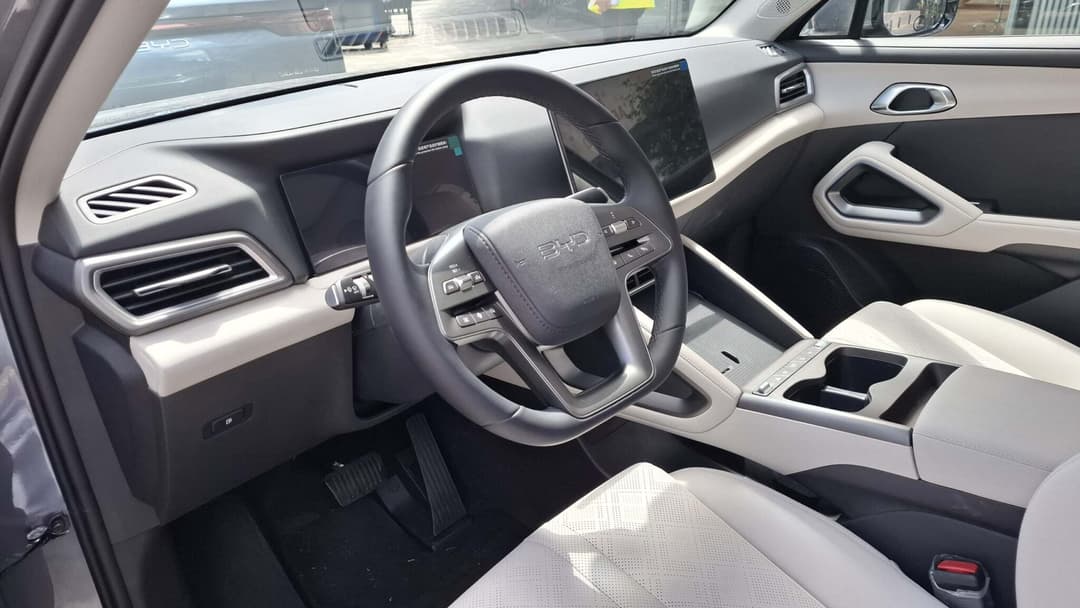 Interior do BYD Yuan Pro híbrido