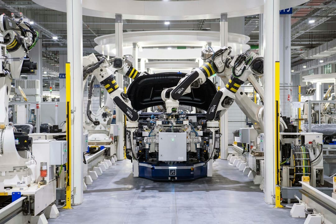 Foto de uma linha de montagem de automóveis com robôs
