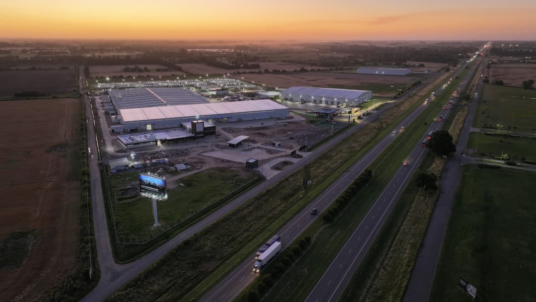 Vista aérea da nova fábrica de caminhões da Mercedes-Benz em Zárate, Buenos Aires