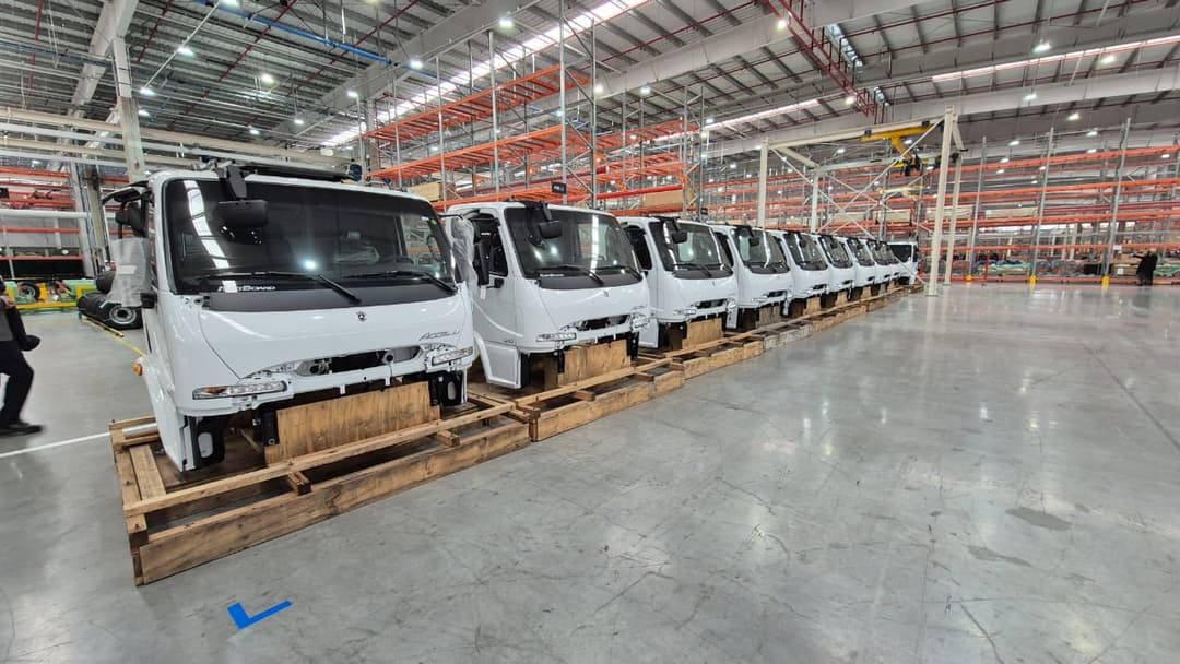 Interior da nova fábrica de caminhões da Mercedes-Benz em Zárate, Buenos Aires