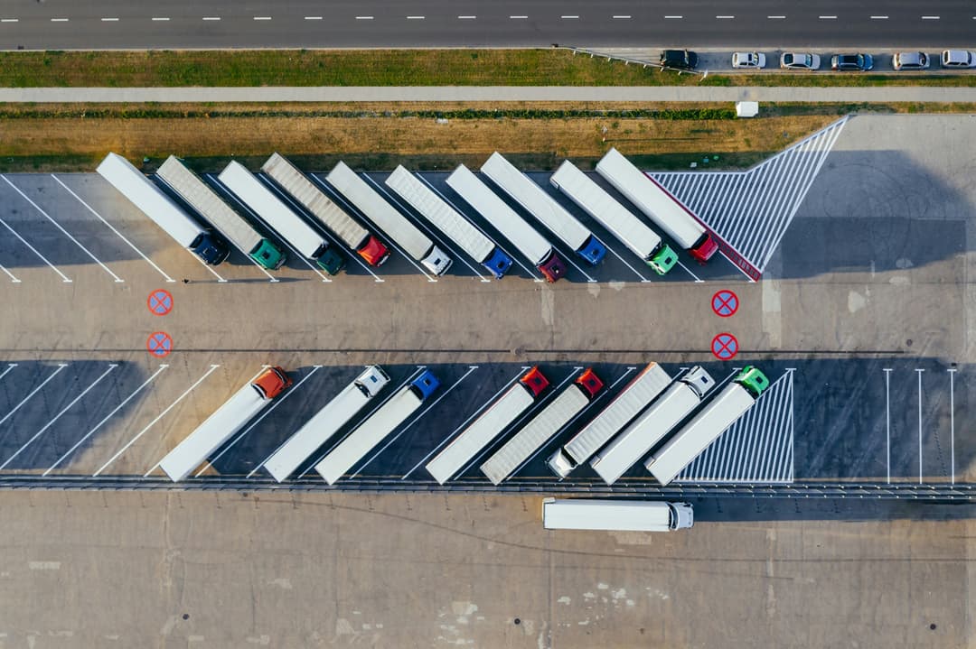 Vista aérea de caminhões