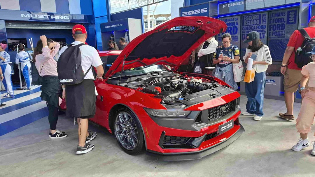 Mustang Dark Horse com câmbio manual