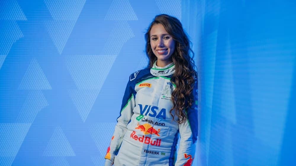 Rafaela Ferreira, pilota da Racing Bulls