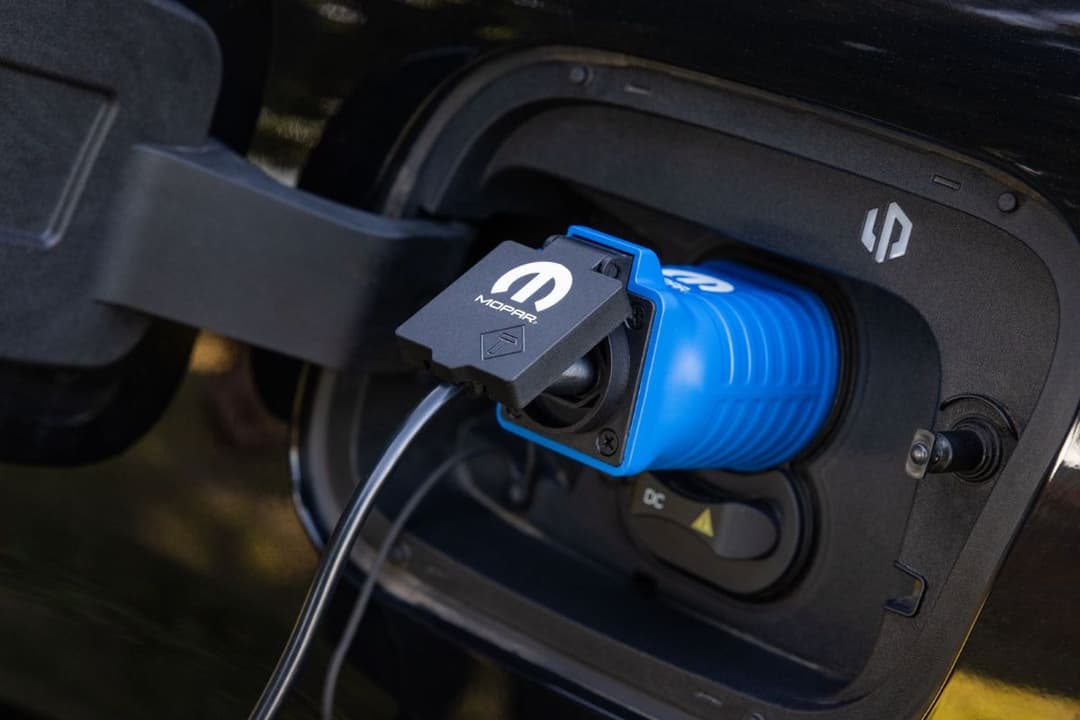 Adaptador V2L desenvolvido como acessório pela Mopar para veículos da Leapmotor