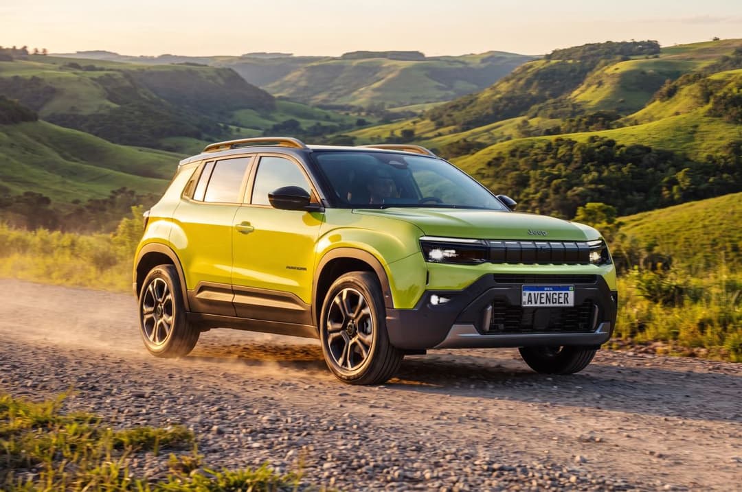 Jeep Avenger 2027 na versão Limited e cor verde Boreal