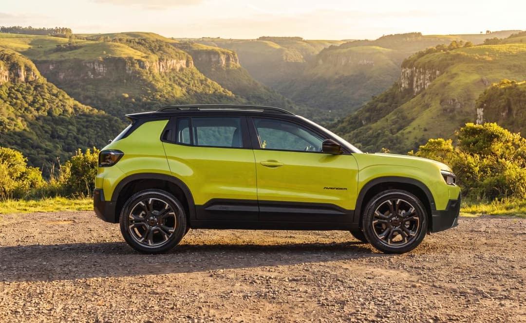 Jeep Avenger 2027 na versão Limited e cor verde Boreal