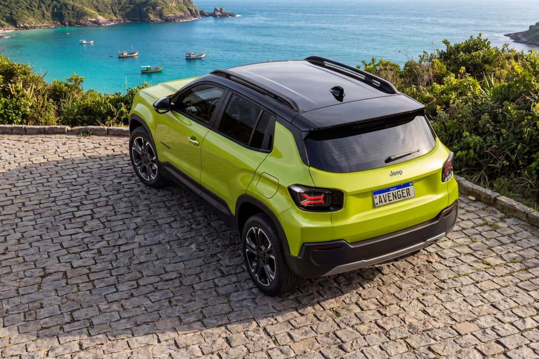 Jeep Avenger 2027 na versão Limited e cor verde Boreal