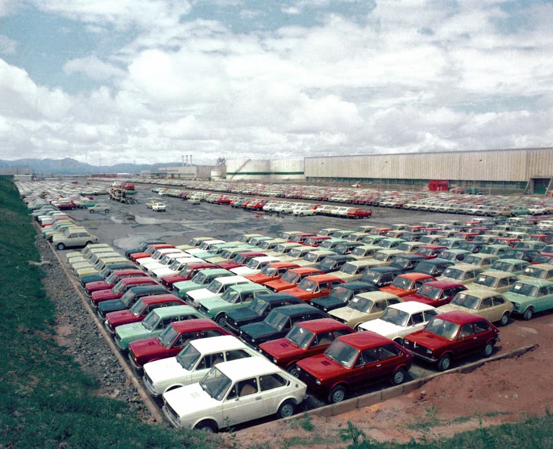 Vários Fiat 147 em pátio da fábrica da marca em Betim em 1976